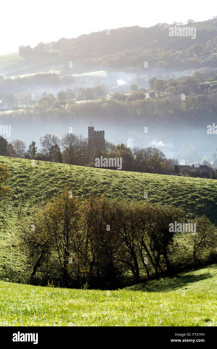 Chiesa dunsford nella nebbia di mattina,teign valley,Dunsford,parco nazionale di Dartmoor,devon lane,tarmac.L'inverno,solitari,campo, copse, Foto Stock