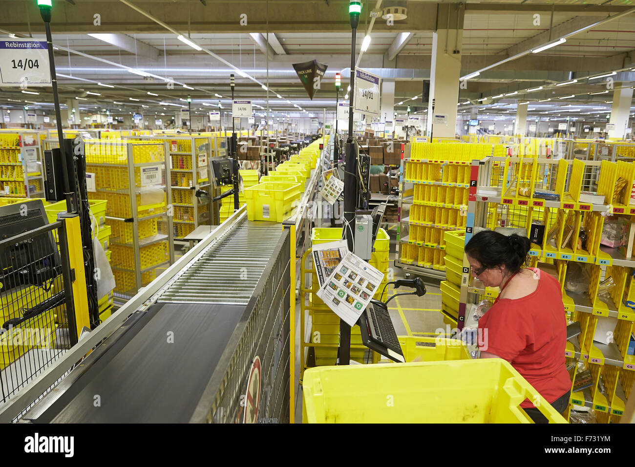 Koblenz, Germania. 24 Novembre, 2015. Un dipendente di Amazon logistics  center assemblare le merci per la spedizione in un magazzino a Coblenza,  Germania, 24 novembre 2015. La stagione di Natale ha iniziato