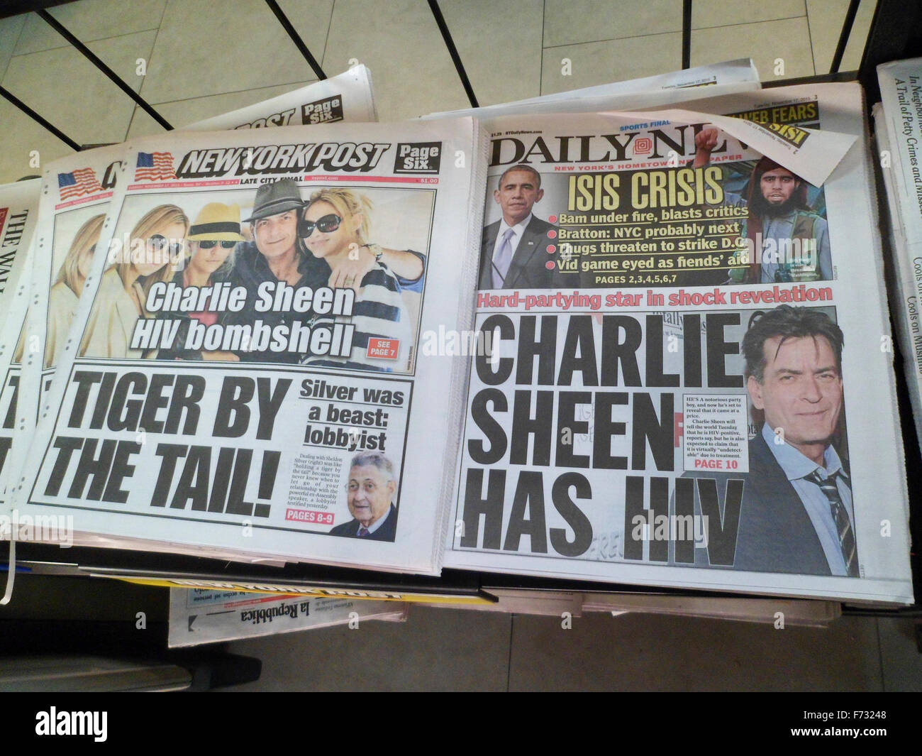 Copie del New York Daily News e Post su Martedì, Novembre 17, 2015 Relazione sull'annuncio di attore Charlie Sheen che egli è HIV positiva. Sheen ha discusso la sua cartella medica e questioni di stile di vita con Matt Lauer sulla Today Show. (© Richard B. Levine) Foto Stock