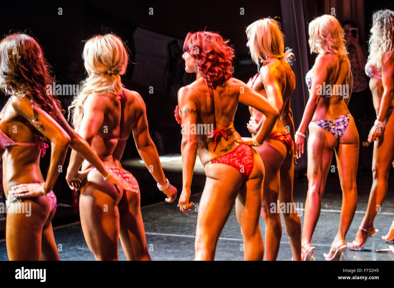 L'Elite di pura concorrenza Fitness @ la Becks Theatre Hayes concorrenti nel Regno Unito da tutti i sentieri della vita torna partecipare e preparazione per la pura Elite modello fitness la concorrenza. Elite puro è la più rapida crescita bikini, modello di Fitness e muscolo modello di concorrenza in Europa. Le categorie includono il modello di fitness, bikini babe, tattoo bikini e la mamma che l'ascensore per le donne come pure corpo sulla spiaggia, modello di fitness e bodybuilding per gli uomini. Foto Stock