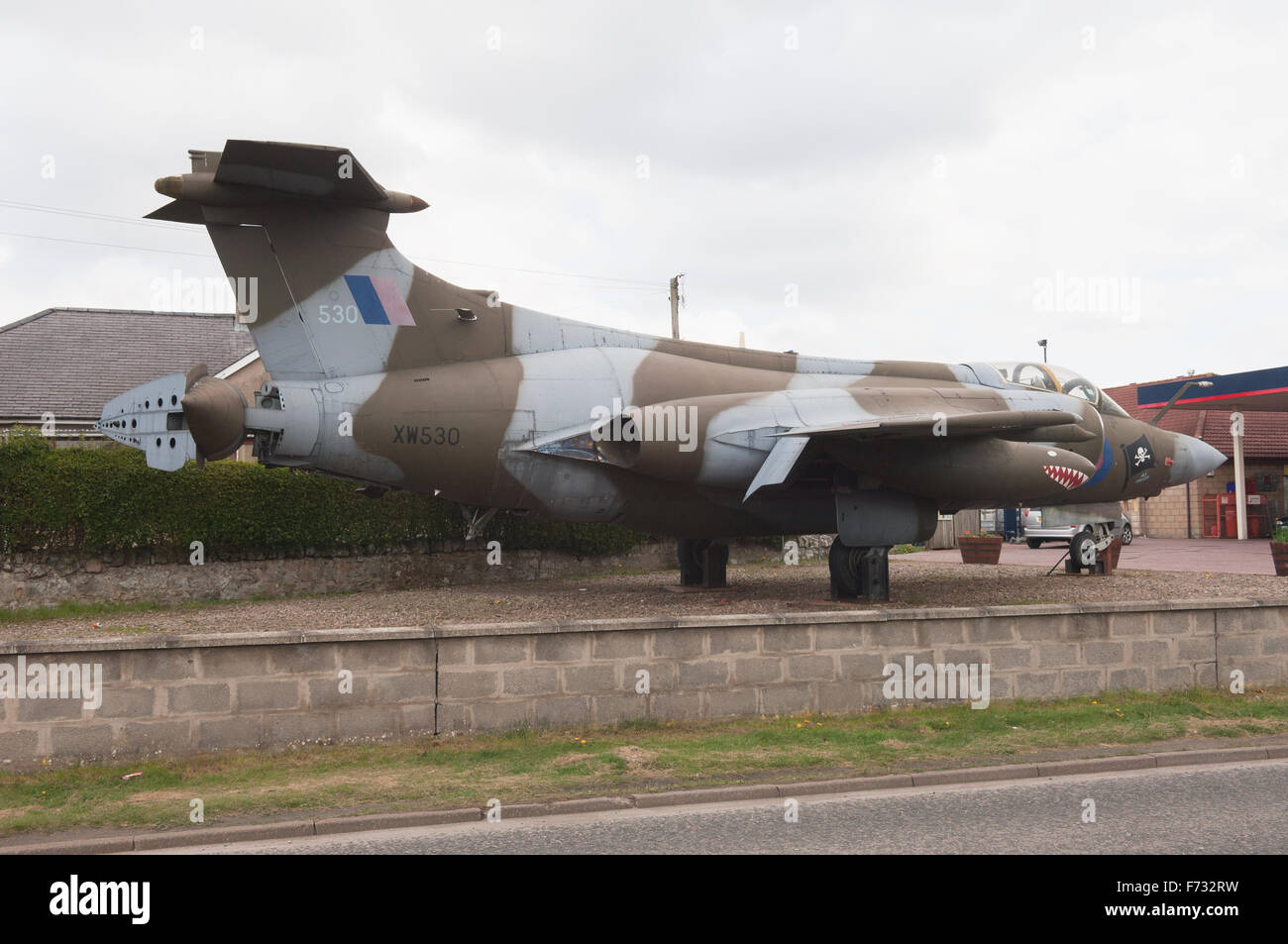 RAF Blackburn Buccaneer XW530 visualizzato sul piazzale di un garage in un Elgin, murene, Scozia. Foto Stock