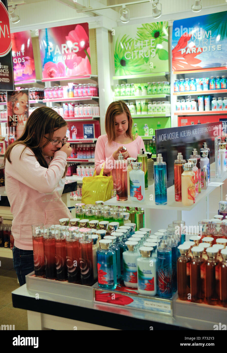 Due pre-teen ragazze shopping in 'Bath & Body Works' nel Greenwood Mall, a Greenwood, Indiana Foto Stock