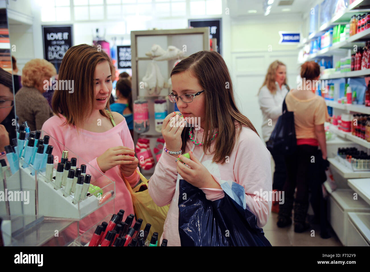 Pre-teen girl shopping presso un centro commerciale a Greenwood, Indiana Foto Stock