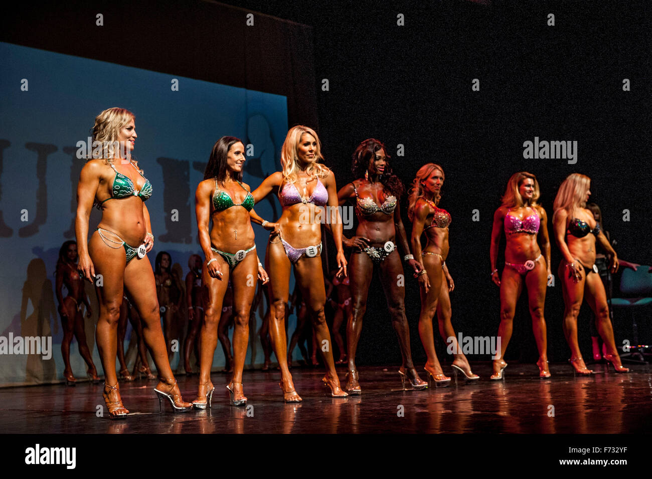 Femmina modelli fitness sfilata in bikini in puro Fitness Elite Concorrenza @ la Becks Hayes Theatre Regno Unito Foto Stock