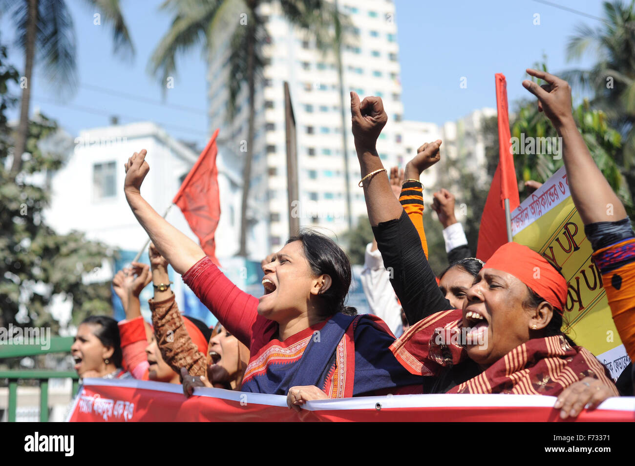 Dacca in Bangladesh. 24 Novembre, 2015. Gli indumenti lavoratore e Tazreen Mode fire vittime di incidenti chiedono il risarcimento per le famiglie delle vittime e dei sopravvissuti e desidera che la punizione dei responsabili sul terzo anniversario di fronte press club di Dhaka il 23 novembre 2015. Il 24 novembre 2012, oltre 120 persone bruciate a morte dopo essere rimasto intrappolato dietro al bloccato esce alla moda Tazreen fabbrica, che ha fornito i vestiti di marchi globali. In aggiunta, 300 persone sono state gravemente feriti nel fuoco. Credito: zakir hossain chowdhury zakir/Alamy Live News Foto Stock