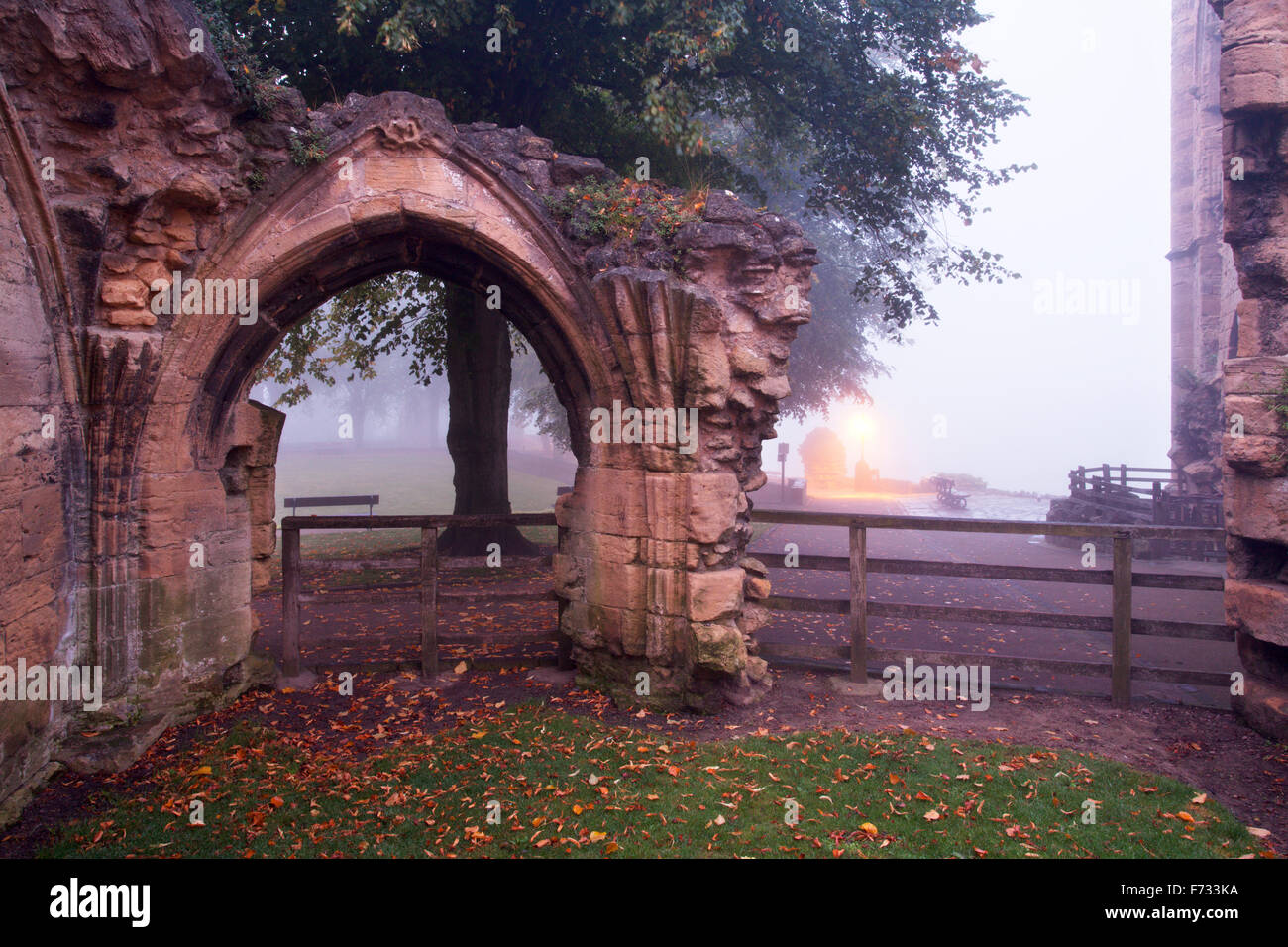 Arco in rovina a Knaresborough Castle in una nebbiosa mattina Knaresborough North Yorkshire, Inghilterra Foto Stock