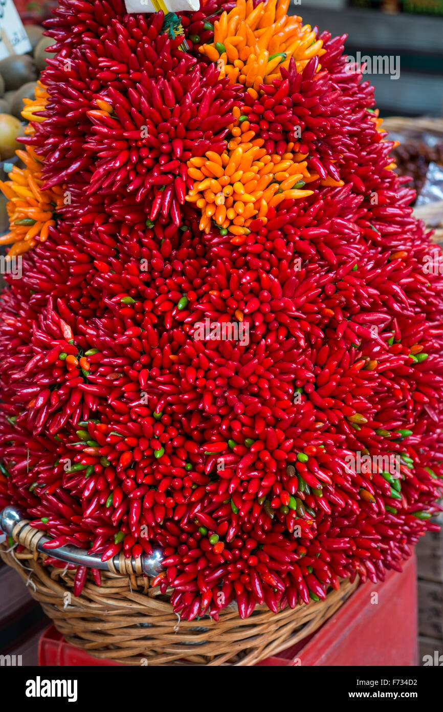 Il peperoncino per la vendita al mercato di Rialto, Venezia, Italia. Foto Stock