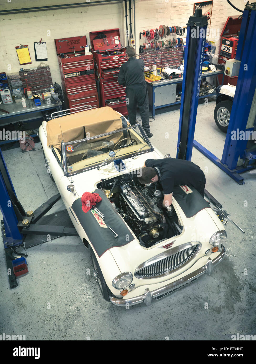 Austin Healey MKIII 3000 essendo ripristinato in un auto classica officina in Warwick Regno Unito Foto Stock