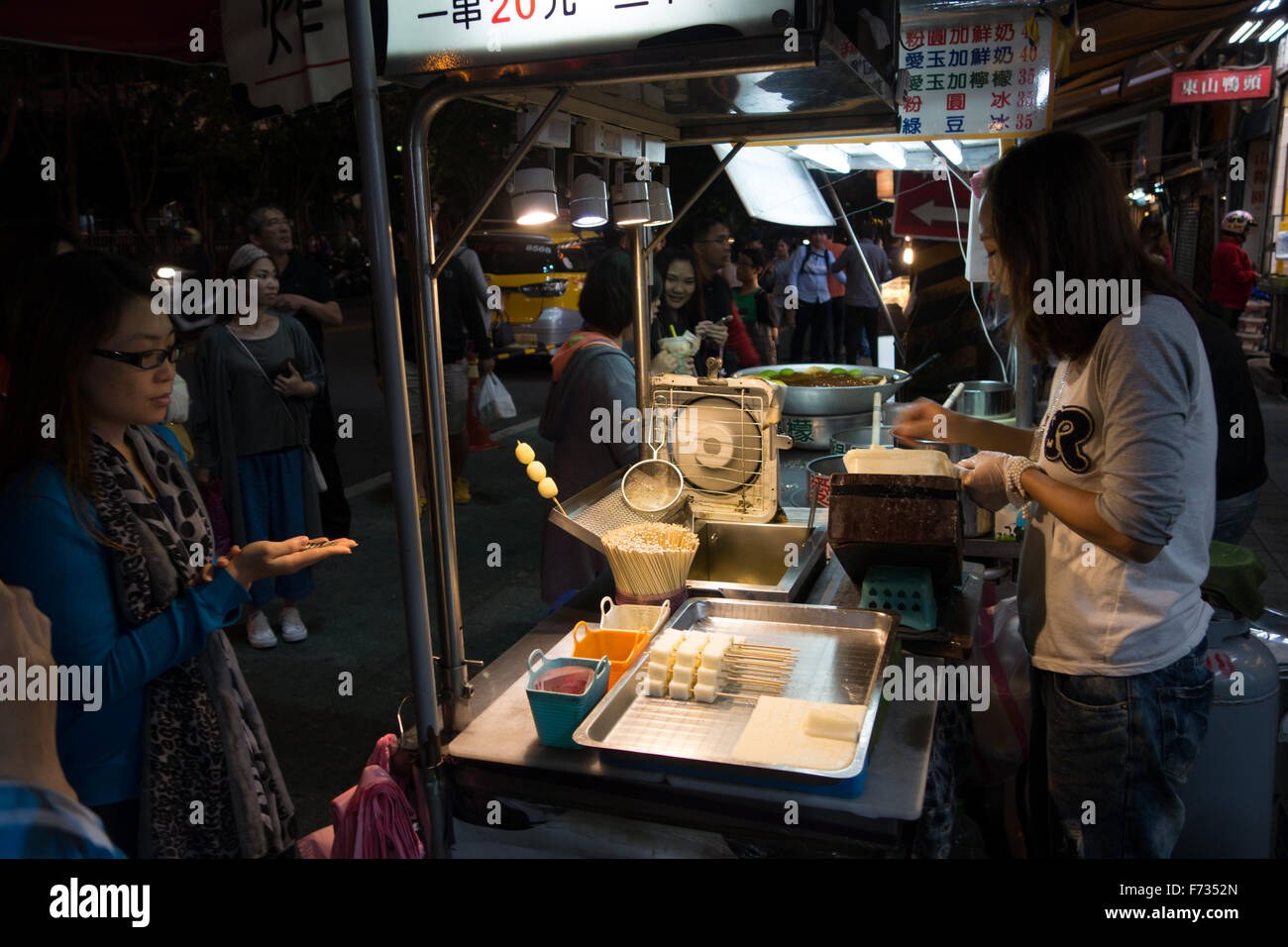 Cucina di strada del mercato notturno taipei Foto Stock