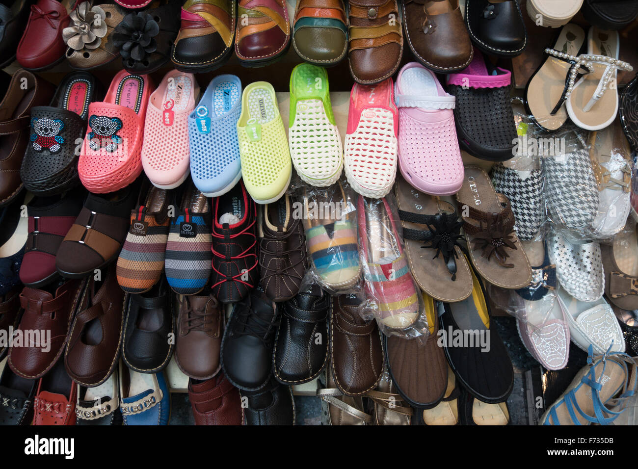 Il mercato asiatico la vendita di flip flop Foto Stock