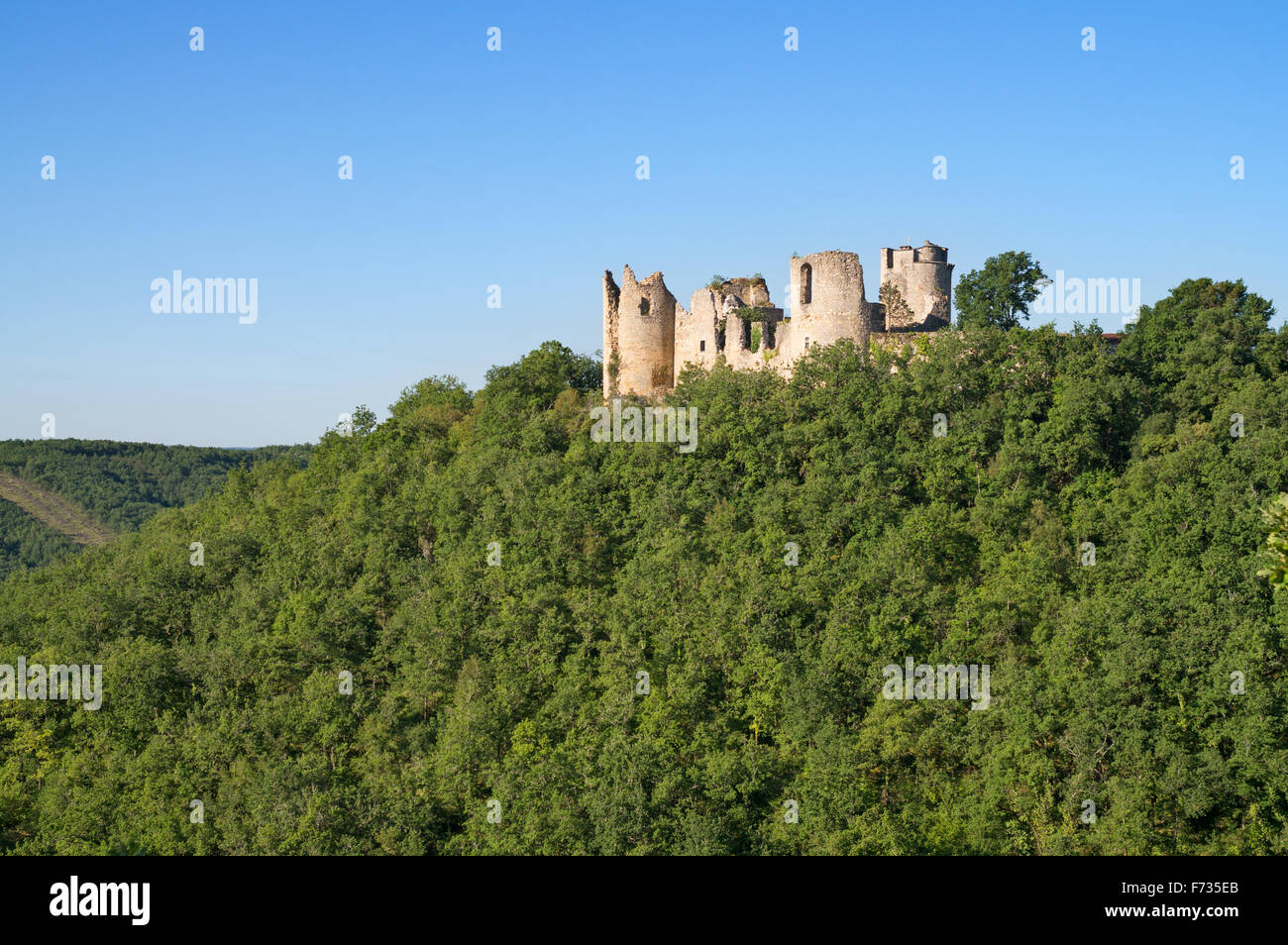 Le Château de Roussillon una rovina il castello medievale a Saint-Pierre-Lafeuille, Midi-Pirenei, Francia, Europa Foto Stock