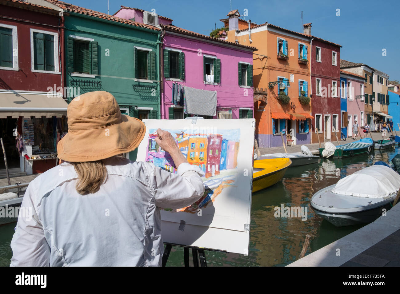 La pittura dell'artista sull'isola di Burano, Venezia, Italia. Foto Stock