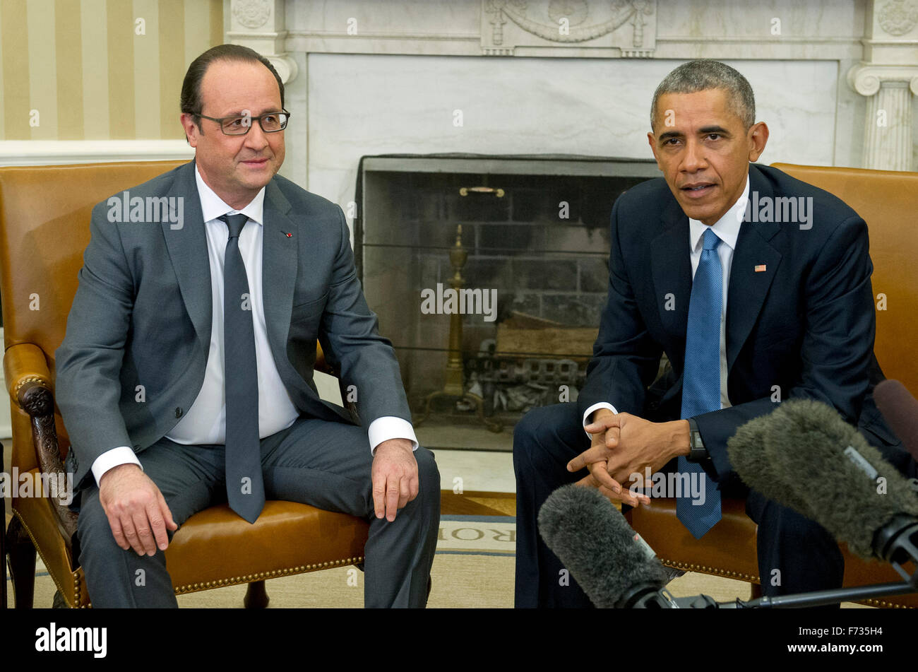 Washington DC, Stati Uniti d'America. 24 Novembre, 2015. Il Presidente degli Stati Uniti Barack Obama ospita il Presidente François Hollande (L) della Francia per un incontro bilaterale nell'Ufficio Ovale della Casa Bianca di Washington, DC Martedì, Novembre 24, 2015. I leader si sono riuniti per discutere il coordinamento dei loro sforzi nella guerra contro ISIL all indomani degli attentati di Parigi. Credito: Ron Sachs/Piscina via CNP - nessun filo SERVICE - Credit: dpa picture alliance/Alamy Live News Foto Stock