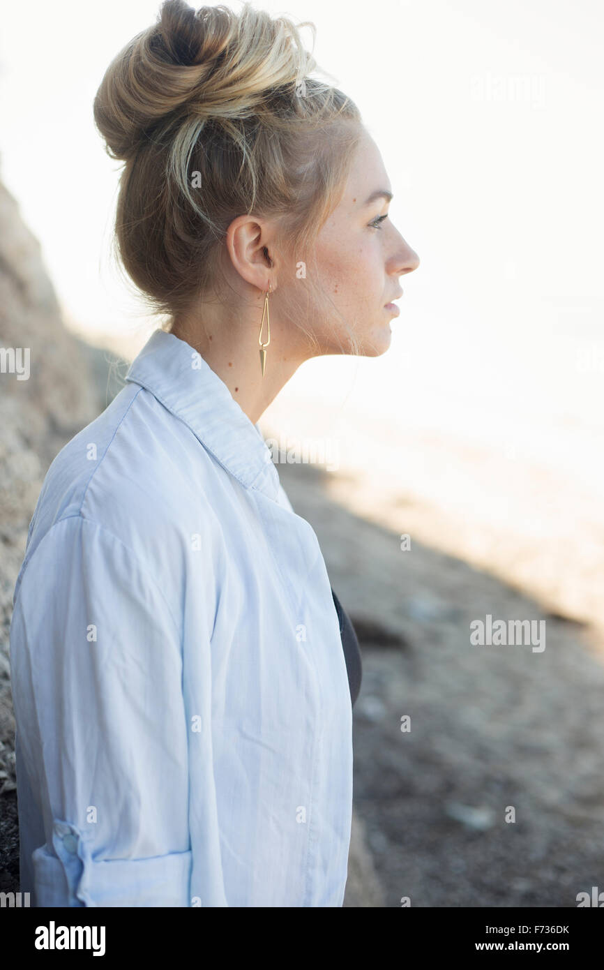 Ritratto di profilo di una donna bionda con un cuscino di capelli. Foto Stock