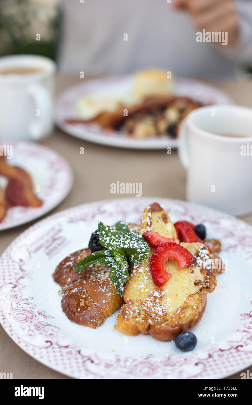 Close up di un piatto di cibo, french toast con frutti di bosco. Foto Stock