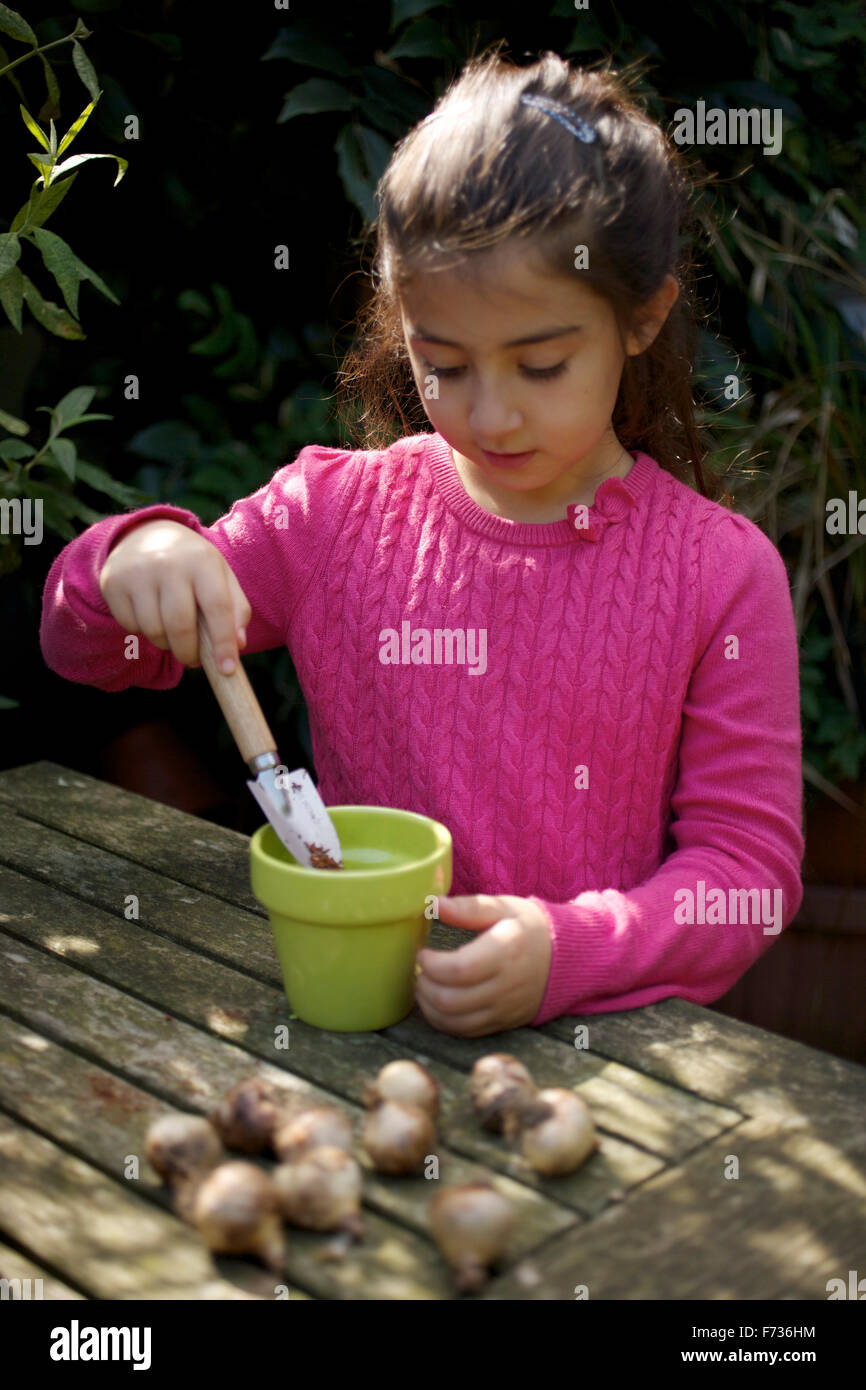 Ragazza giovane piantagione di bulbi di primavera Foto Stock