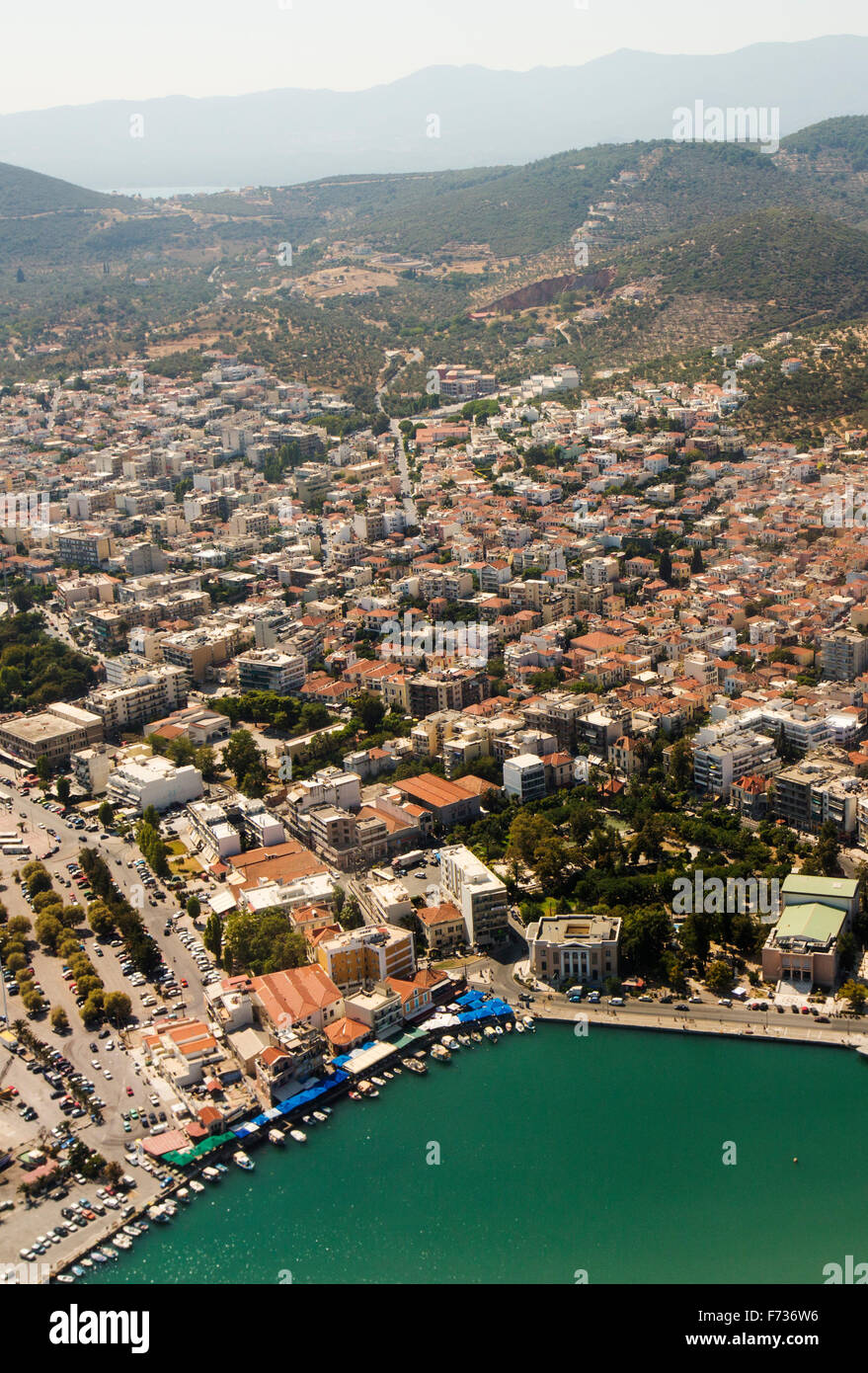 Guardando verso il basso sulla Mytilene capitale di Lesbo, Grecia. Foto Stock