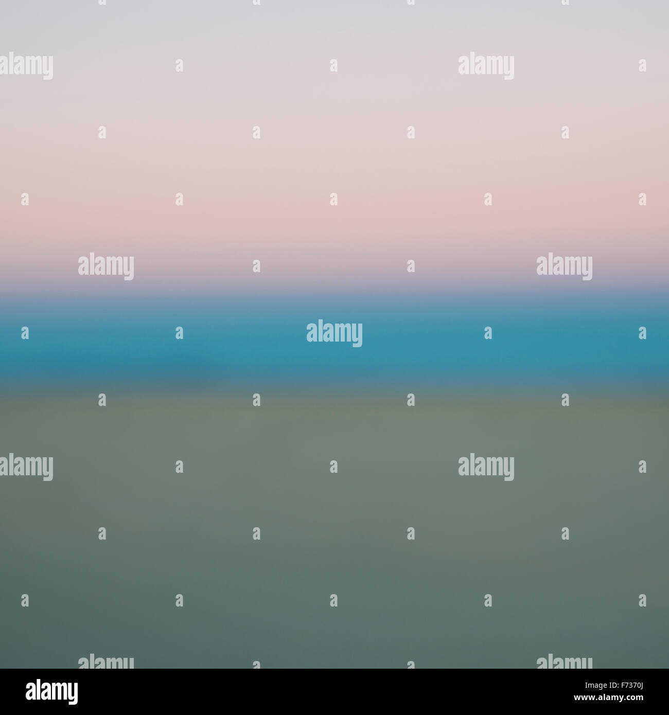 Visualizzare attraverso il cielo e la linea di orizzonte all'alba nel deserto. Foto Stock