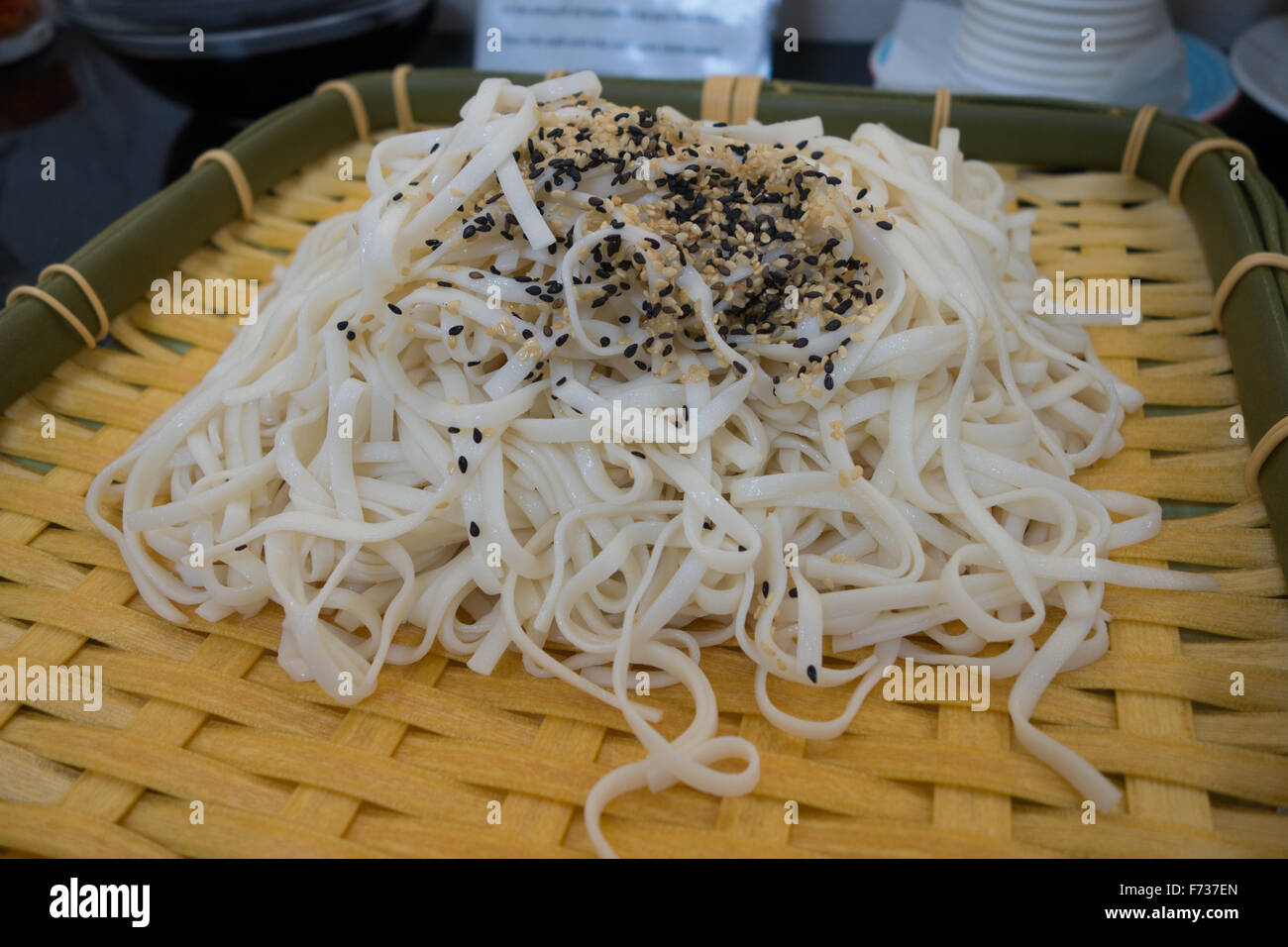 Il freddo a base di noodle sesamo nero Foto Stock