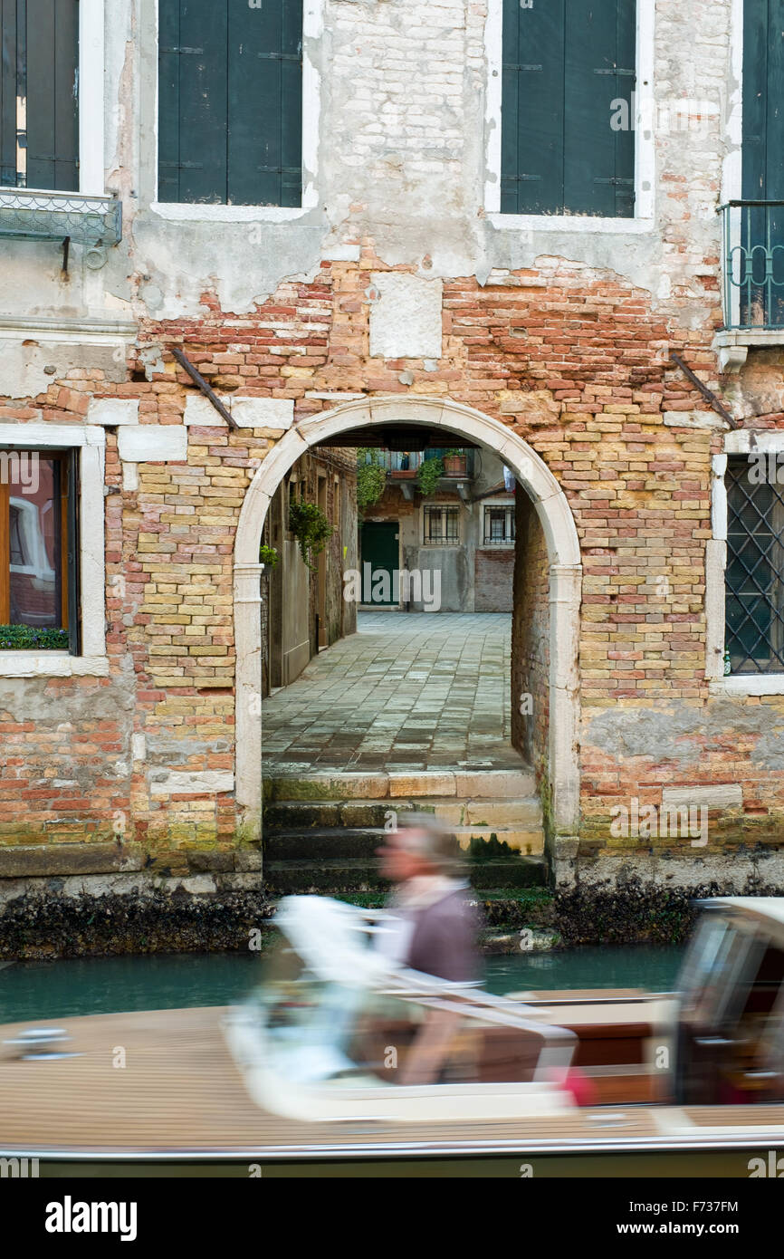 Stretta Calle o street visto attraverso archway, nel quartiere di Castello, Venezia, Italia. Foto Stock