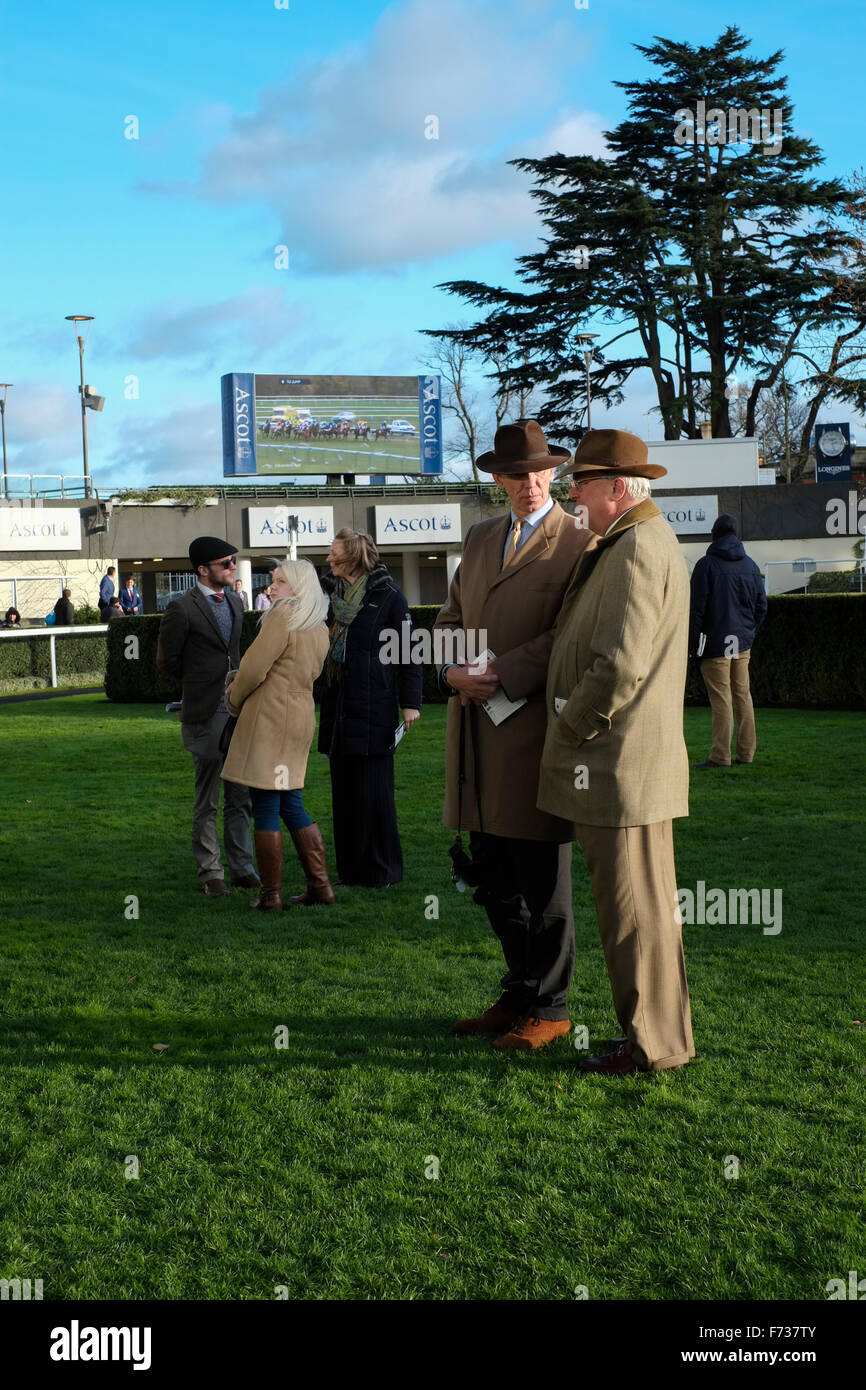 Ascot raceday, 21 novembre 2016. I proprietari delle corse ippiche nella Parade Ring prima della gara. Foto Stock