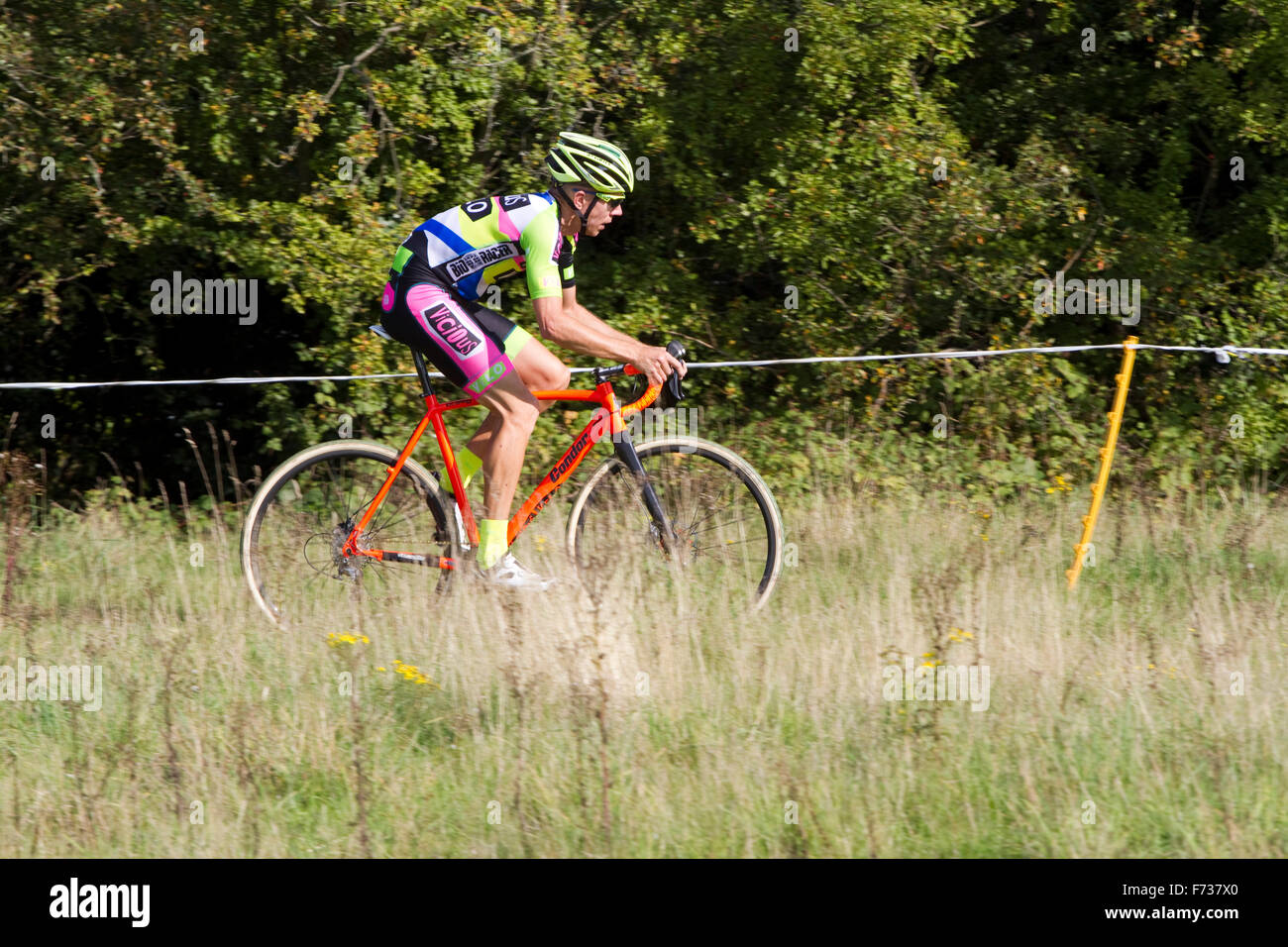 Il Ciclo-cross concorrente su un arancio Condor bike Foto Stock