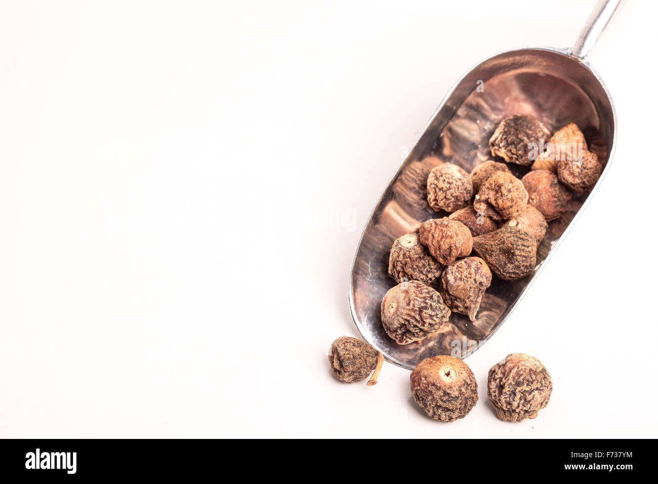 Fico secco frutto su sfondo bianco Foto Stock