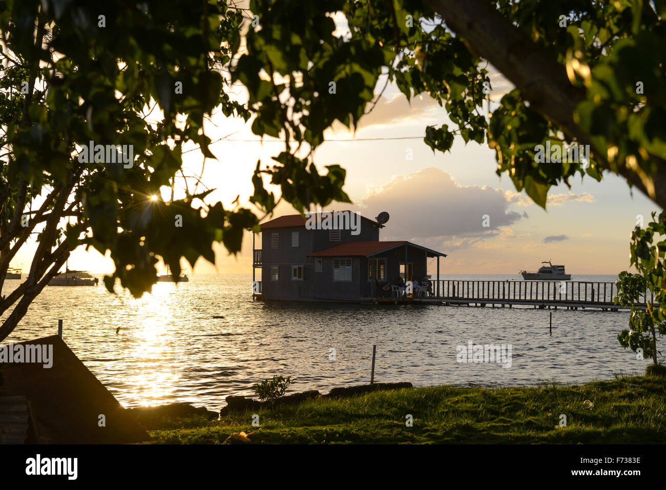 Tramonto d'oro a Boqueron Affitto spiaggia situato in Cabo Rojo, Puerto Rico. USA il territorio. Isola dei caraibi. Foto Stock