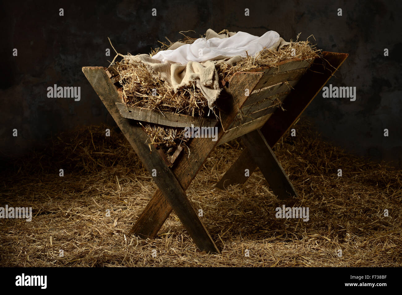 Presepe con fieno e fasce nel vecchio stabile Foto Stock