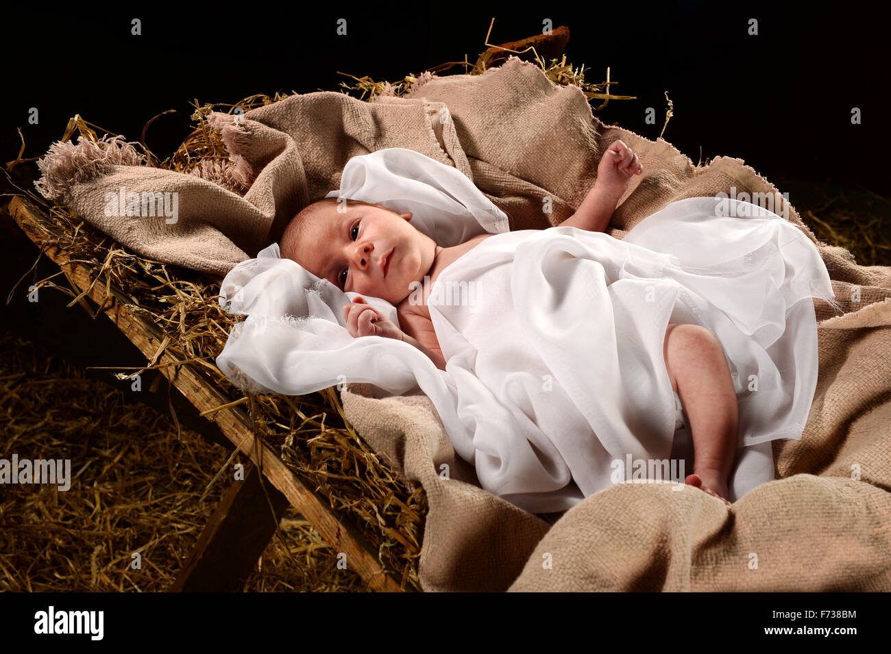 Il Bambino Gesù appena nato in una mangiatoia avvolto in fasce su