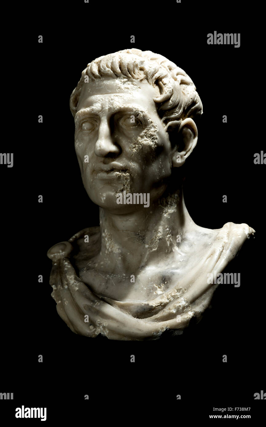 Tasto basso Fotografia di Busto di imperatore Gaio Giulio Cesare (13 luglio 100 A.C. al 15 marzo 44 BC) su sfondo nero. Foto Stock