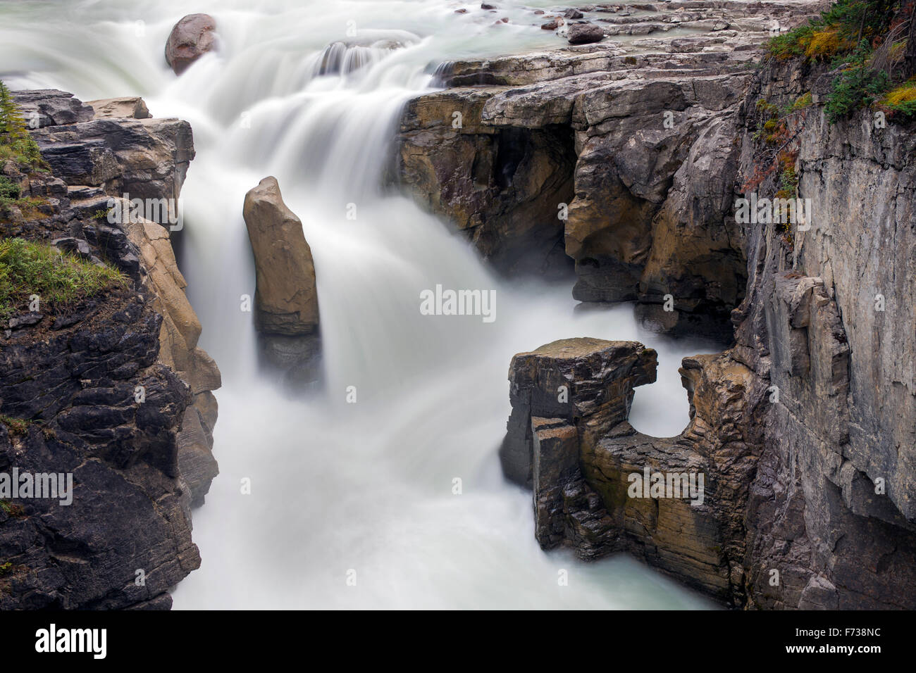 Sunwapta Falls, superiore cascate del fiume Athabasca nel Parco Nazionale di Jasper, Alberta, Canadian Rockies, Canada Foto Stock