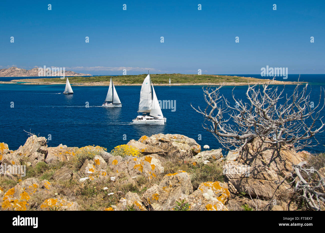 Costa Smeralda, Sardegna, Italia, 5/2015. Tre barche a vela godetevi il vento in costa vicino a Porto Cervo, Gallura Foto Stock