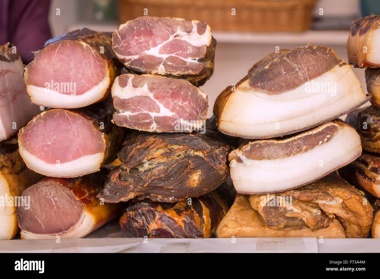 Pancetta Affumicata conserve di carne di maiale in una strada del mercato Foto Stock