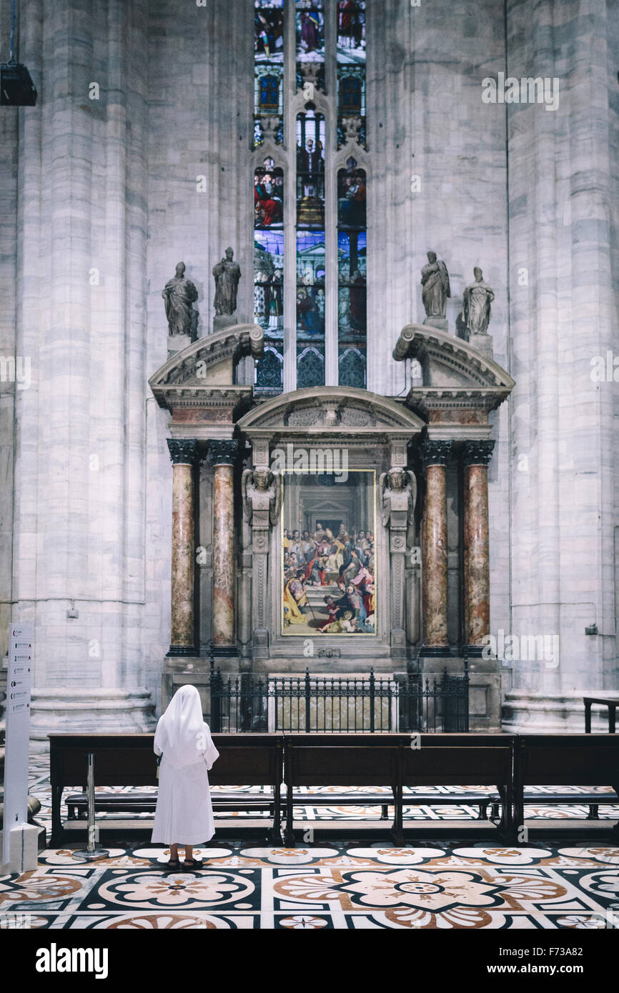 Una suora esamina l'interno della Milano Duomo. Foto Stock