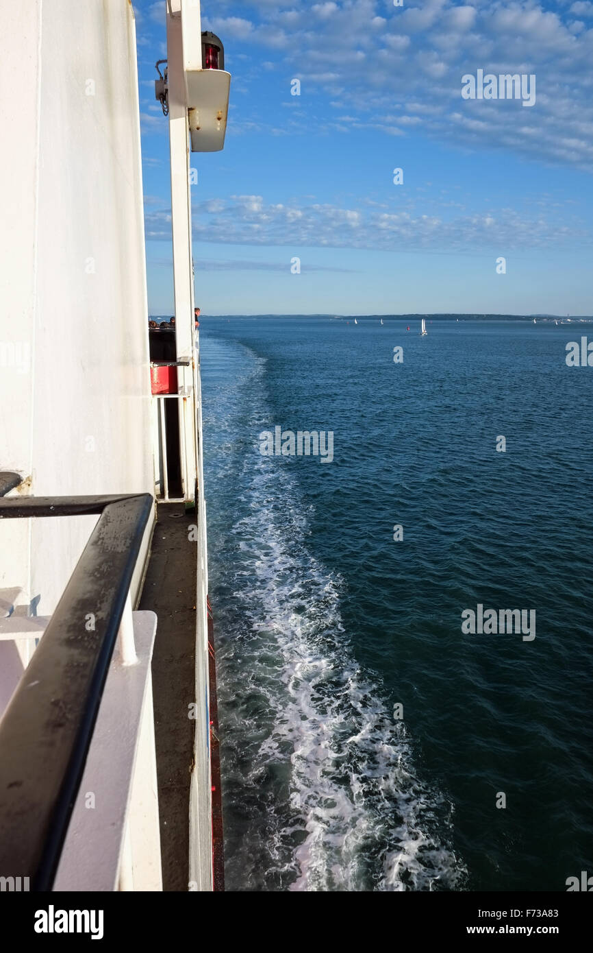 Vista laterale di un traghetto e barca wake Foto Stock