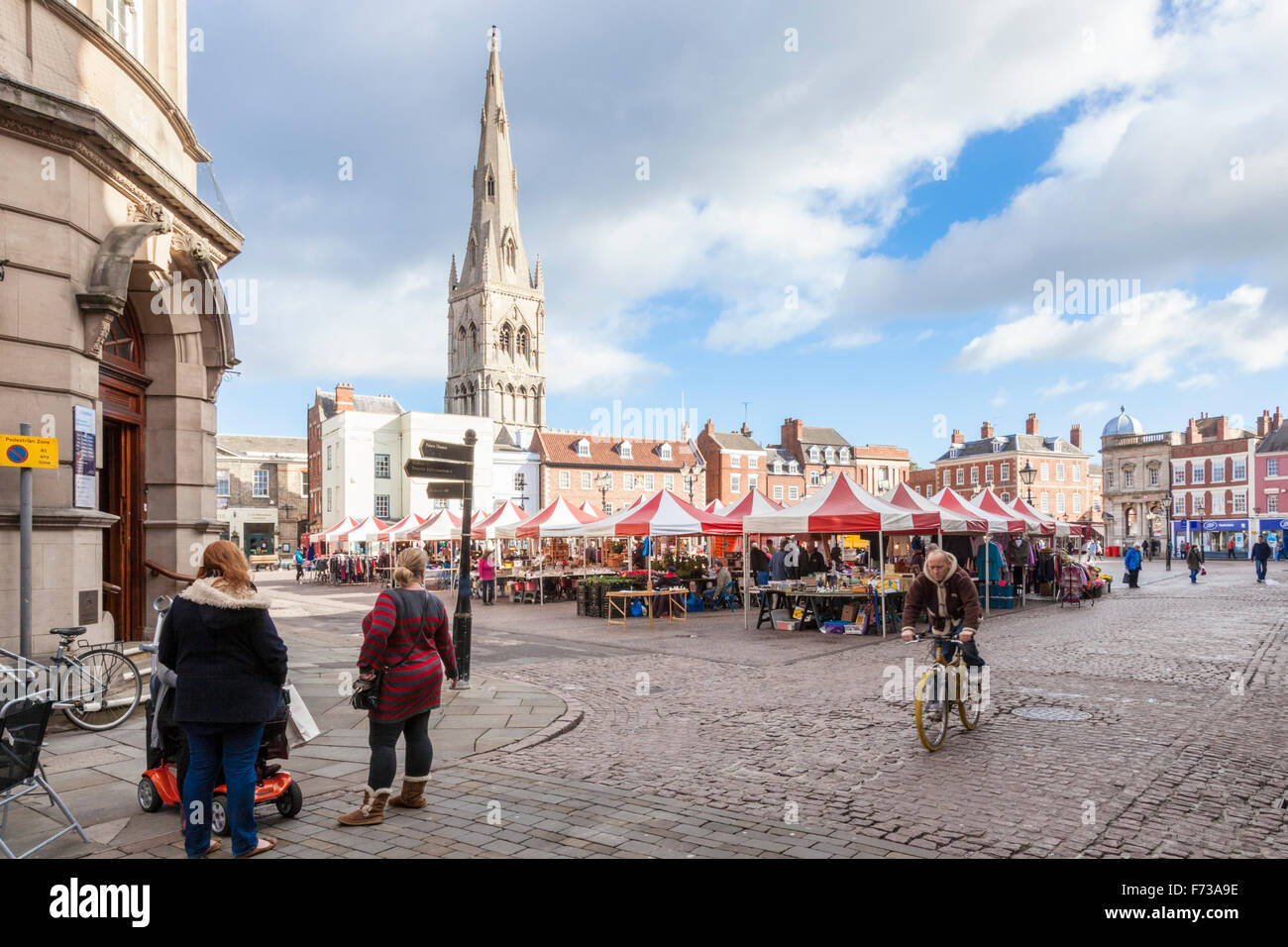 Market Place, nella città mercato di Newark on Trent, Nottinghamshire, Inghilterra, Regno Unito con St Mary Magdalene Church in background. Foto Stock