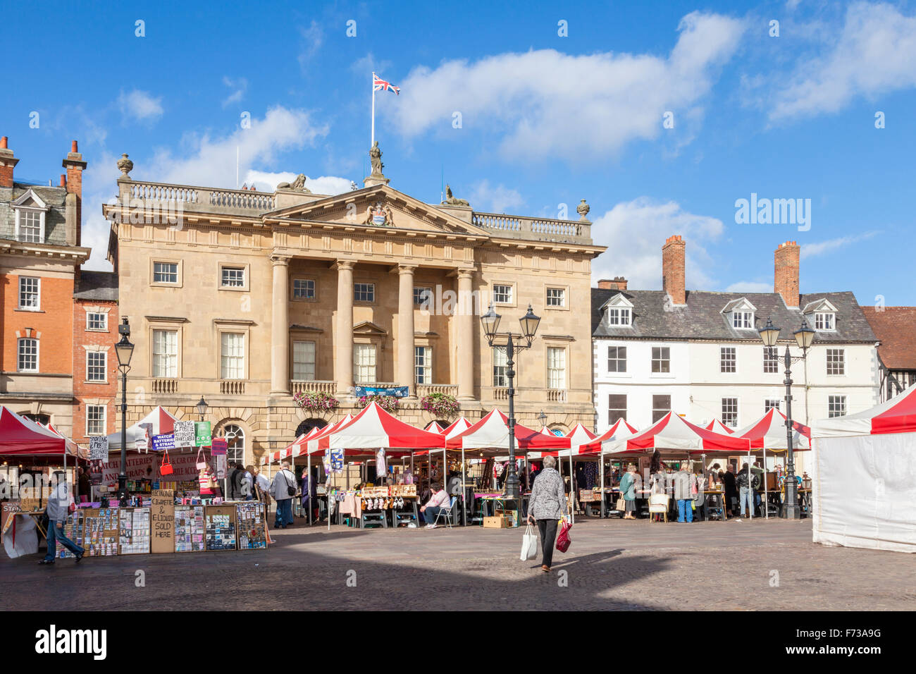 Il Buttermarket con bancarelle del mercato di fronte ad esso, nella città mercato di Newark on Trent, Nottinghamshire, England, Regno Unito Foto Stock