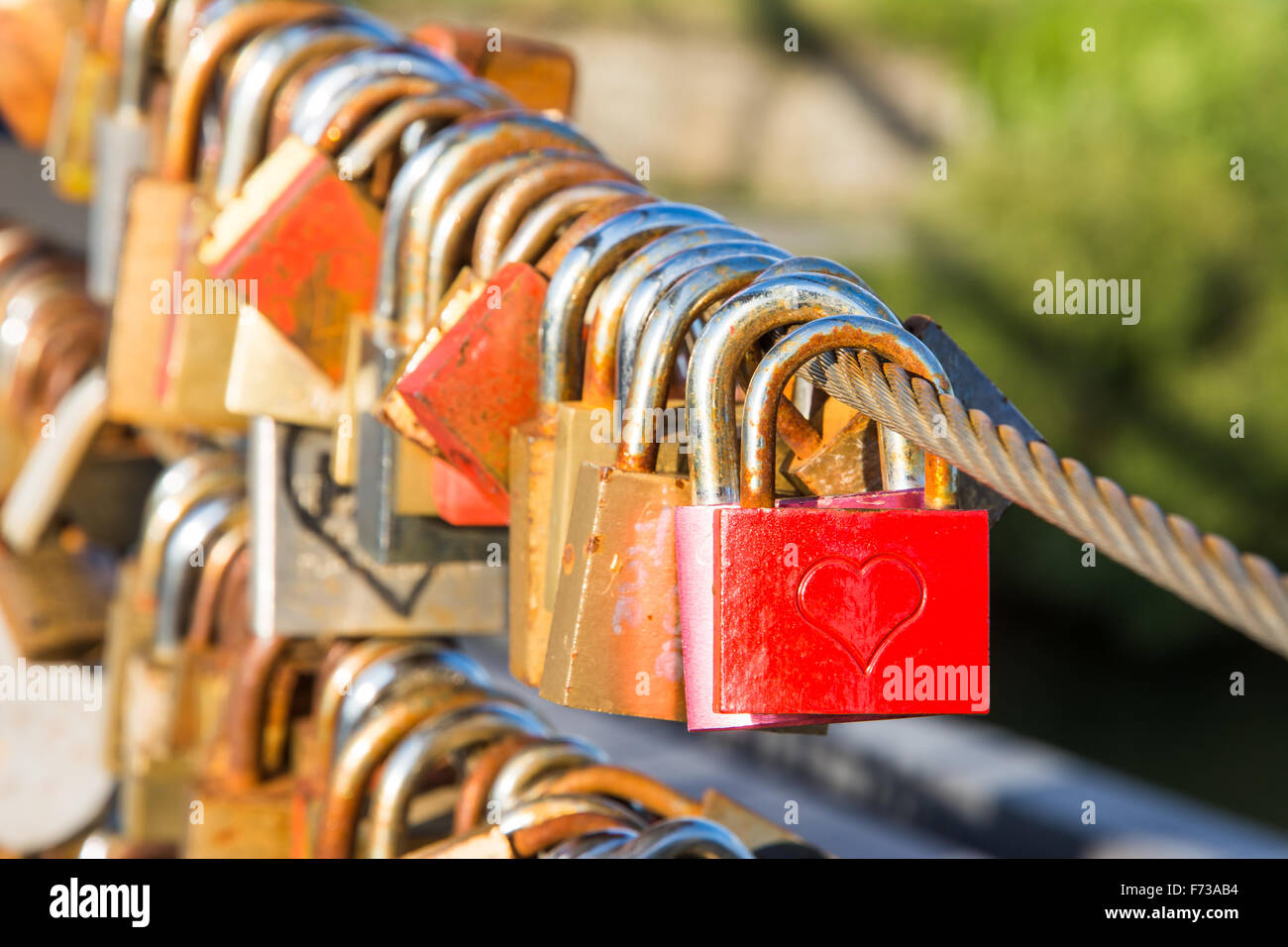 Amore si blocca come simbolo di amore eterno Foto Stock
