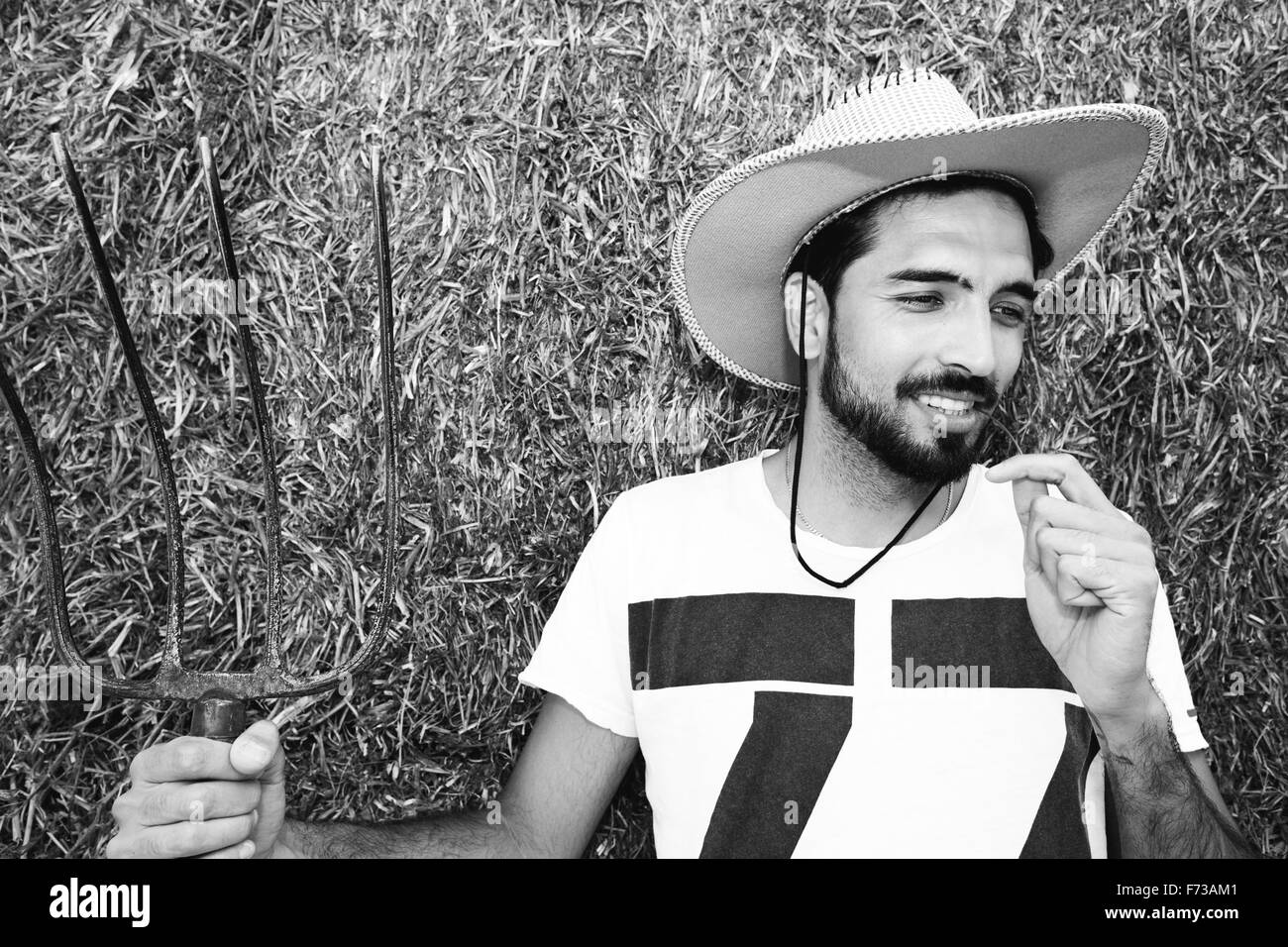 Bello cowboy tenendo un passo forca in stabile Foto Stock