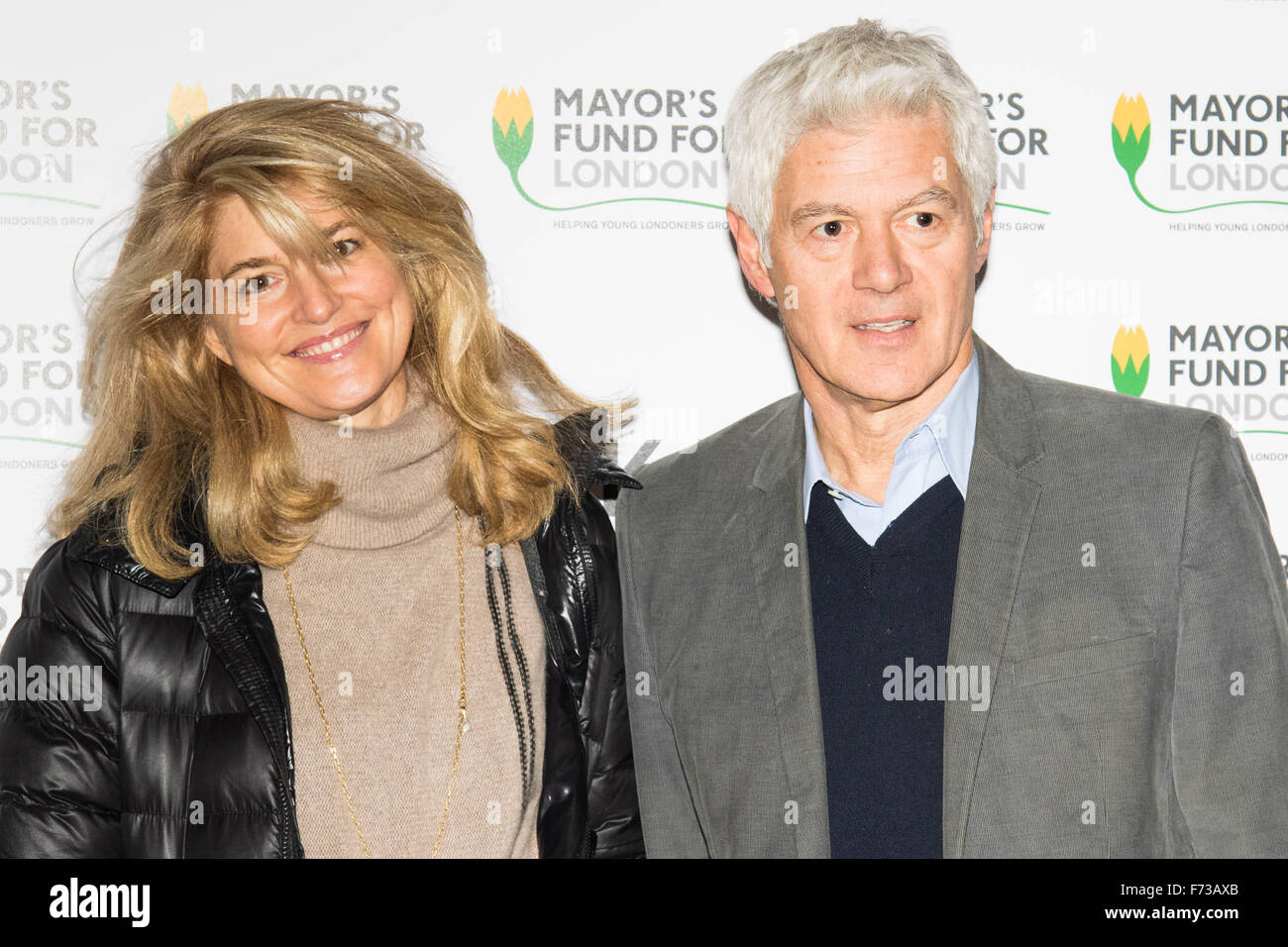 Halcyon Gallery di Londra, 24 novembre 2015. Il sindaco di Londra Boris Johnson si unisce le celebrità e i business leader a Mayfair's Halcyon Gallery dove le foto da un libro presentazione di Londra vero colori verranno venduti per raccogliere fondi per il Sindaco di fondo per Londra, che aiuta i giovani svantaggiati di mettere piede sulla scaletta di occupazione. Nella foto: Celebrity parrucchiere John Frieda con partner Avery Agnelli Credito: Paolo Davey/Alamy Live News Foto Stock
