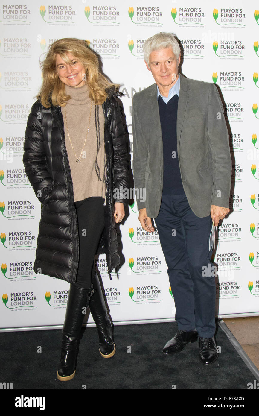 Halcyon Gallery di Londra, 24 novembre 2015. Il sindaco di Londra Boris Johnson si unisce le celebrità e i business leader a Mayfair's Halcyon Gallery dove le foto da un libro presentazione di Londra vero colori verranno venduti per raccogliere fondi per il Sindaco di fondo per Londra, che aiuta i giovani svantaggiati di mettere piede sulla scaletta di occupazione. Nella foto: Celebrity parrucchiere John Frieda con partner Avery Agnelli. Credito: Paolo Davey/Alamy Live News Foto Stock