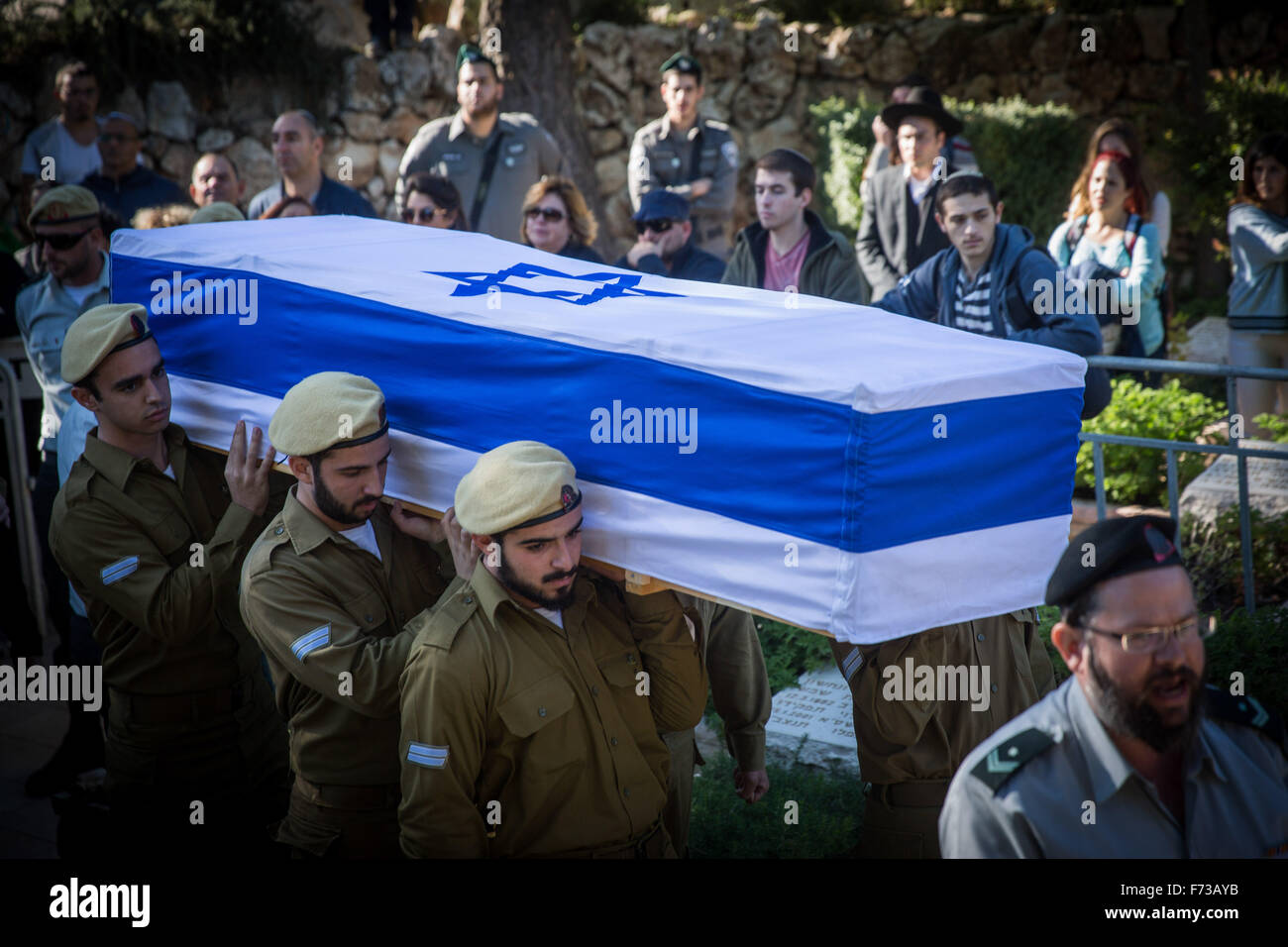 Gerusalemme. 24 Novembre, 2015. Soldati israeliani portano la bara di 18-anno-vecchio soldato Ziv Mizrachi durante la sua cerimonia funebre a Mount Herzl Cimitero militare di Gerusalemme a nov. 24, 2015. Mizrachi è stato pugnalato a morte lunedì in corrispondenza di una stazione di benzina sulla Route 443, l'autostrada principale che collega le colonie ebraiche vicino a Gerusalemme e a Tel Aviv. Credito: JINI/Xinhua/Alamy Live News Foto Stock