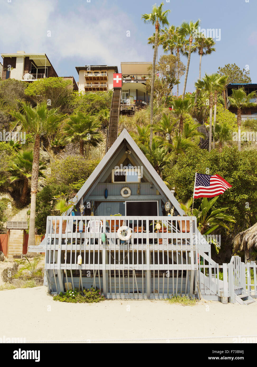 Questa è una bella vista della spiaggia di un hotel a Laguna Beach in California. Foto Stock