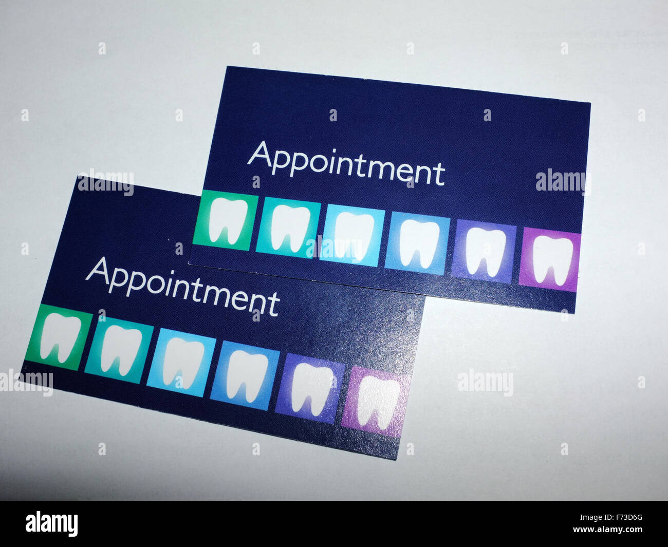 Due appuntamenti di dentista carte fotografati contro uno sfondo bianco. Foto Stock
