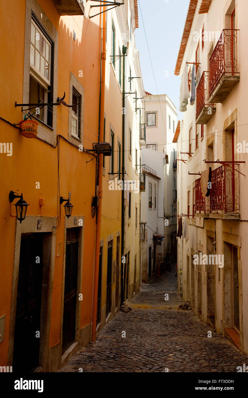 Una strada stretta nella storica e pittoresca Alfama, Lisbona, Portogallo. Foto Stock