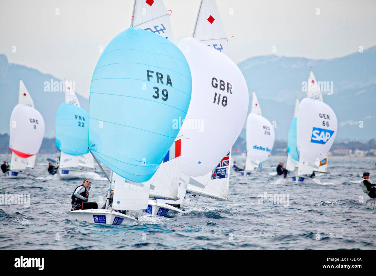 ISAF Sailing World Cup Hyères - Fédération Française de Voile. 470 donne, Maelen Lemaitre ha, Aloise Retornaz. Foto Stock