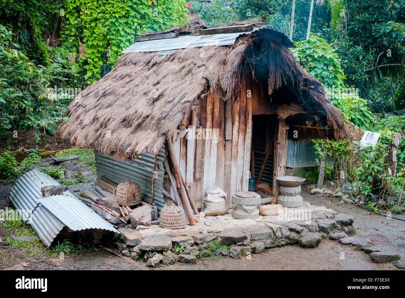 Ifugao tradizionali in legno e capanna con il tetto di paglia nel villaggio Batad, Cordillera Regione amministrativa, Filippine Foto Stock