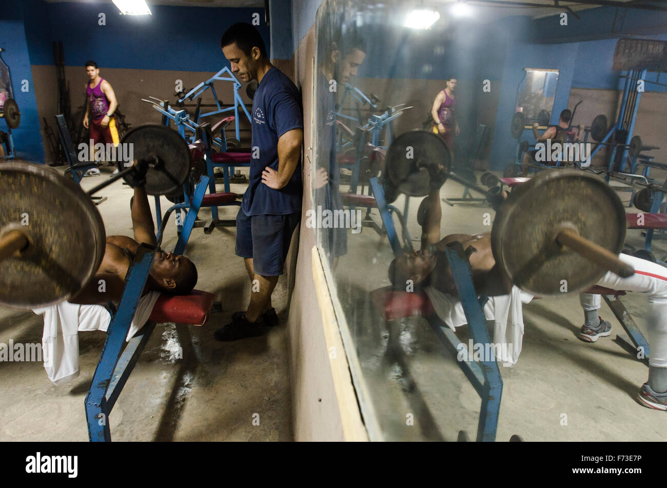 Gli uomini lavorano fuori in una palestra a l'Avana, Cuba. Foto Stock