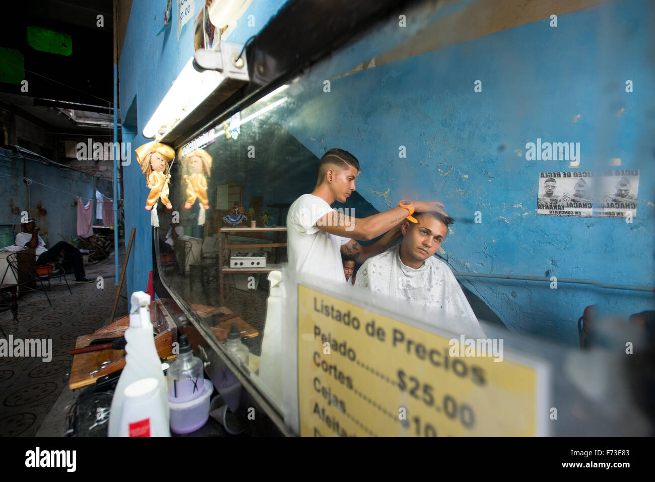 Un giovane uomo riceve il suo taglio di capelli a l'Avana, Cuba. Foto Stock